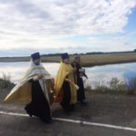 Духовенство Нанайского благочиния освятили аварийно-опасный участок дорогие