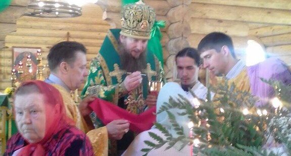 В праздник Святой Троицы епископ Ванинский Савватий совершил Божественную литургию в храме Святой Троицы