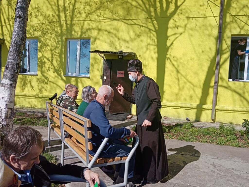 СВЯЩЕННОСЛУЖИТЕЛЬ БЛАГОСЛОВИЛ ПАЦИЕНТОВ ДОМА ПРЕСТАРЕЛЫХ | 02.10.2021 |  Ванино - БезФормата