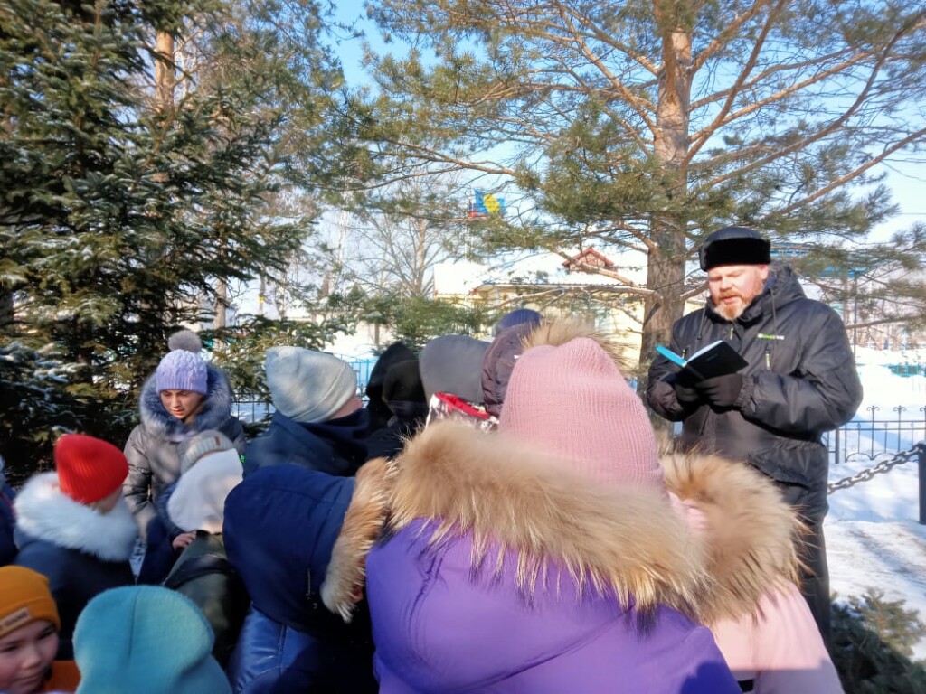 В С. МАЯК СВЯЩЕННОСЛУЖИТЕЛЬ ПРИНЯЛ УЧАСТИЕ В МИТИНГЕ, ПОСВЯЩЕННОМ ДНЮ  ЗАЩИТНИКА ОТЕЧЕСТВА | 20.02.2023 | Ванино - БезФормата