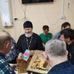 СВЯЩЕННИК РАССКАЗАЛ ПОДОПЕЧНЫМ ДОМА СОЦИАЛЬНОГО ОБСЛУЖИВАНИЯ О ПРАВОСЛАВНЫХ ПРАЗДНИКАХ